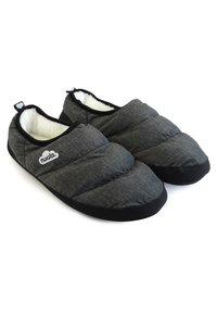 Zapatillas gris acolchadas con un suave forro blanco, suela negra y un detalle de logo en el lateral. Presenta una puntera redondeada y un diseño de estilo deslizante.