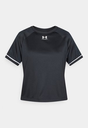 Camiseta deportiva negra hecha de tela que absorbe la humedad, con mangas raglán cortas y una franja blanca a lo largo de los puños de las mangas.