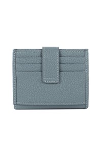 Porte-cartes en cuir gris avec une finition texturée, comportant quatre fentes pour cartes et un fermoir sécurisé par onglet. Détails en couture le long des bords.