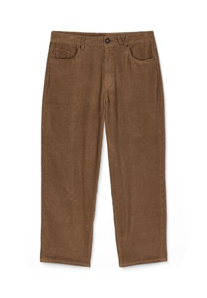 Bruine corduroy broek met verticale ribbels, vijf zakken en een knoopsluiting. Rechtafstaand model met een zachte, gestructureerde oppervlakte.
