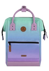 Gradient-Rucksack in Minz- und Laventeltönen, ausgestattet mit einer Reißverschlusstasche an der Vorderseite, Lederakzenten und einem runden Logo-Patch.