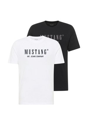 Dwie koszulki bawełniane z krótkim rękawem, jedna biała i jedna czarna, obie z nadrukiem "MUSTANG INT. JEANS COMPANY" na środku przodu.