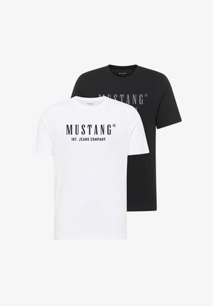 Dwie koszulki bawełniane z krótkim rękawem, jedna biała i jedna czarna, obie z nadrukiem "MUSTANG INT. JEANS COMPANY" na środku przodu.