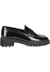 Černé lakové mokasíny s tlustou vroubkovanou podrážkou a detailem v podobě pásku. Lesklý povrch a hladká textura s jemnými nematně švy.