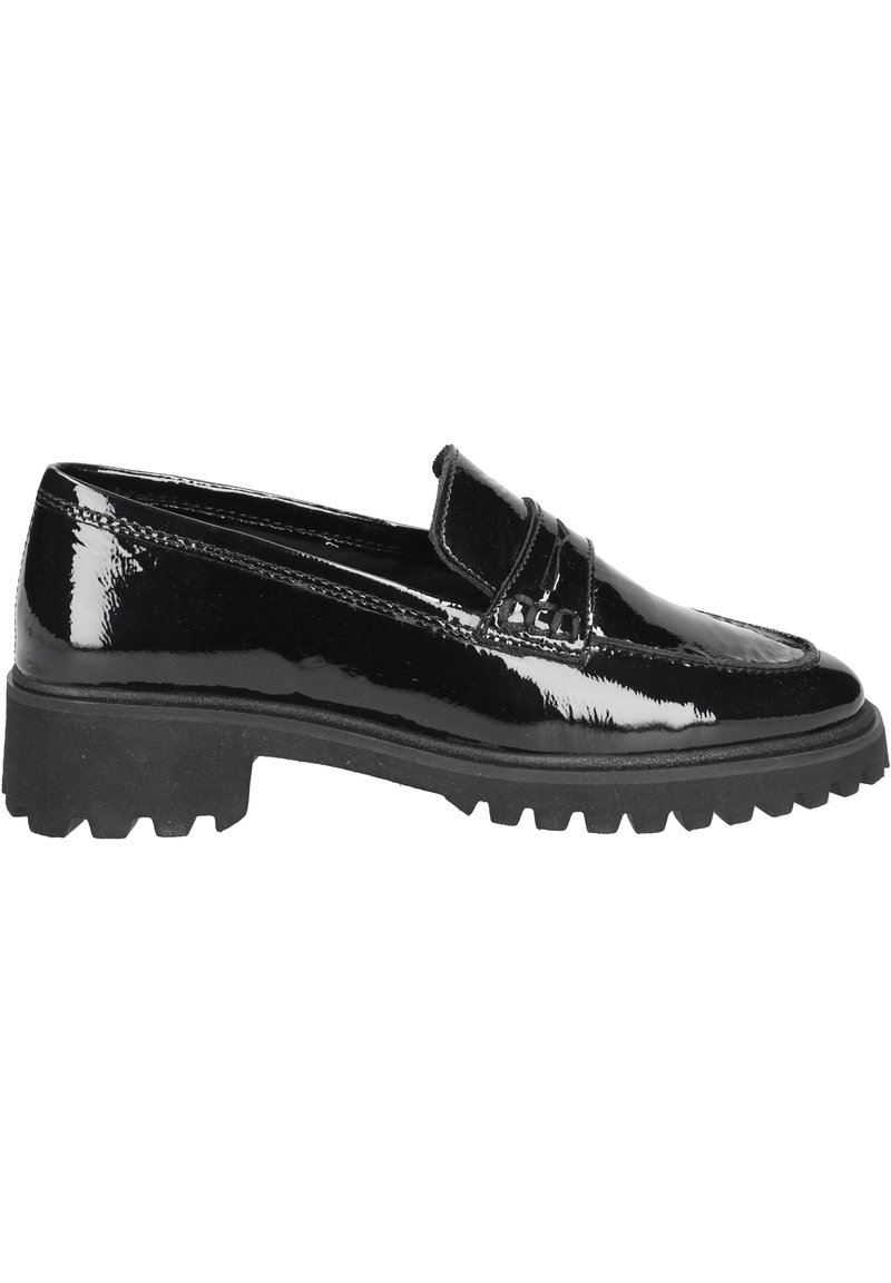 Černé lakové mokasíny s tlustou vroubkovanou podrážkou a detailem v podobě pásku. Lesklý povrch a hladká textura s jemnými nematně švy.