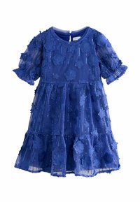 Abito blu con un tessuto trasparente, applicazioni floreali, paillettes e maniche a sbuffo. Il design include volants a strati all'orlo.