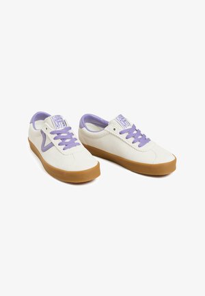 Baskets en toile blanches avec des accents lavande, semelle en caoutchouc gomme, bout rond et fermeture à lacets avec des lacets violets et un détail de logo sur la languette.