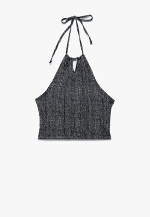Top de cuello halter a rayas en blanco y negro con cierre de lazo, que presenta un detalle en forma de llave en el frente, tejido texturizado y un diseño ajustado.