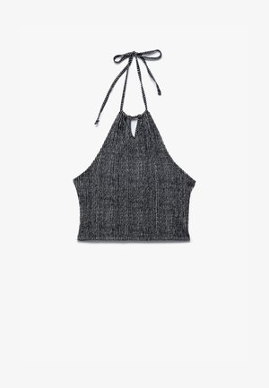 Top de cuello halter a rayas en blanco y negro con cierre de lazo, que presenta un detalle en forma de llave en el frente, tejido texturizado y un diseño ajustado.