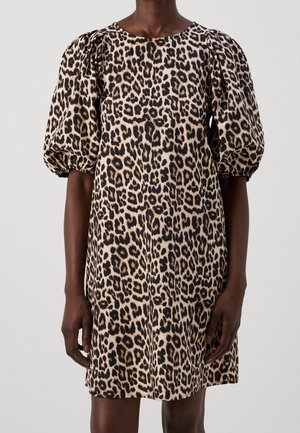 Leopardprint jurk met pofmouwen, ronde halslijn en een casual pasvorm. De stof heeft een zachte textuur met gedurfde zwarte en beige patronen.