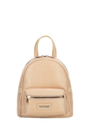 Zaino intrecciato beige con forma arrotondata, tasca anteriore con zip e manico superiore. Presenta una texture liscia e dettagli in metallo dorato.