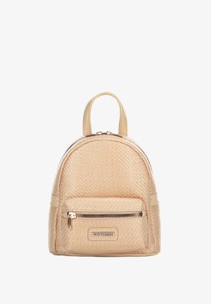 Beige gewobener Rucksack mit runder Form, vorderer Reißverschlusstasche und einem Griff oben. Ausgestattet mit einer glatten Textur und akzenten in goldfarbener Hardware.