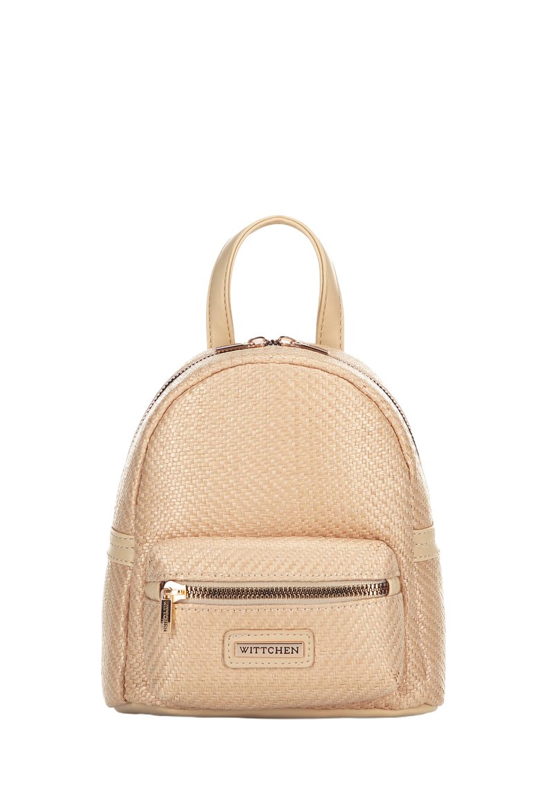 Zaino intrecciato beige con forma arrotondata, tasca anteriore con zip e manico superiore. Presenta una texture liscia e dettagli in metallo dorato.