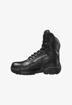 Zwarte gevechtslaarzen met een glad leren bovenwerk, vetersluiting, gevoerde schacht en een duurzame rubberen zool met grip voor stevige houvast.