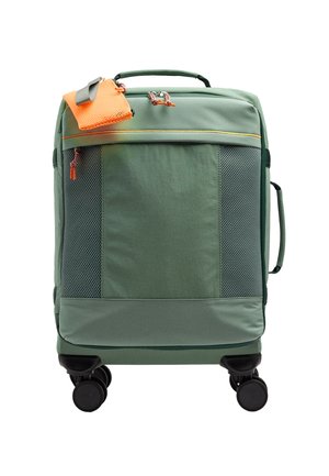 Zielona miękka walizka na czterech kółkach, z przednimi kieszeniami z siatki, pomarańczowymi suwaczkami i pomarańczową siateczkową saszetką przymocowaną do górnej rączki.