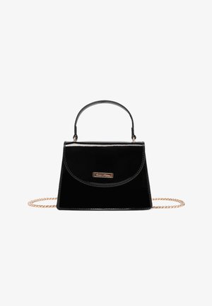 Borsa a mano in vernice nera con manico superiore, patta curva, placchetta con logo dorata e tracolla in catena d'oro rimovibile, posata distesa.
