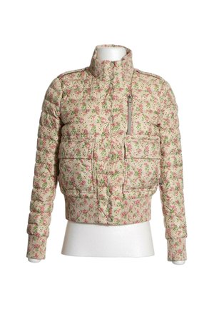 Veste matelassée beige avec motif floral rose, col montant, boutons-pression, deux poches avant à rabat, poignets et bas côtelés.
