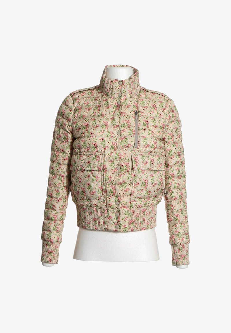 Veste matelassée beige avec motif floral rose, col montant, boutons-pression, deux poches avant à rabat, poignets et bas côtelés.