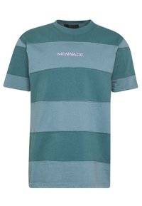Kortærmet t-shirt i nuancer af blågrøn og lyseblå med horisontale striber og broderet "MENNAGE" i pink tværs over brystet.