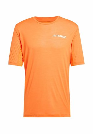 T-shirt de sport orange à manches courtes avec col rond, fabriqué en tissu qui évacue l'humidité, comportant un logo blanc sur la poitrine et des accents en mesh.