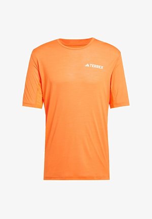 Maglietta sportiva arancione a maniche corte con scollo rotondo, realizzata in tessuto traspirante, con un logo bianco sul petto e inserti in tessuto a rete.