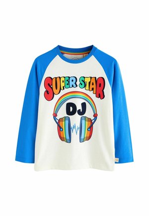 Langarm-T-Shirt mit weißem Körper und blauen Raglanärmeln. Mit buntem "SUPER STAR DJ" Grafikdesign, das Regenbogen-Kopfhörer und einen Schallwellen zeigt.