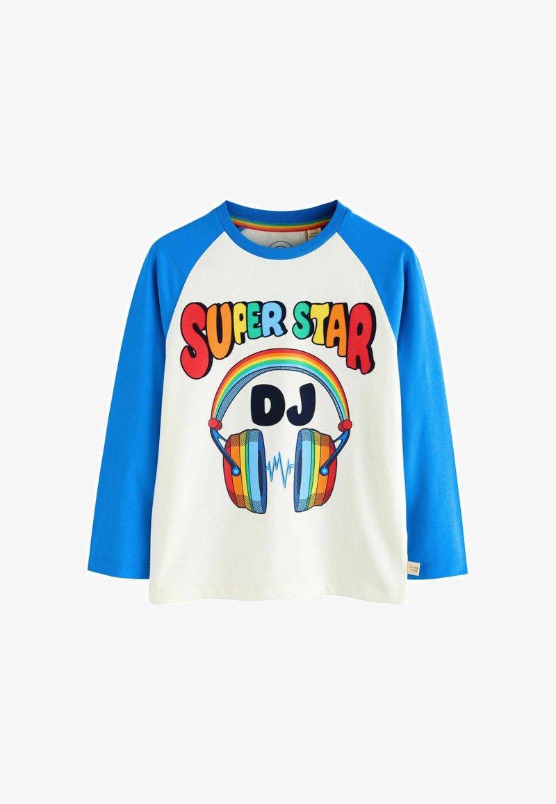 Langarm-T-Shirt mit weißem Körper und blauen Raglanärmeln. Mit buntem "SUPER STAR DJ" Grafikdesign, das Regenbogen-Kopfhörer und einen Schallwellen zeigt.