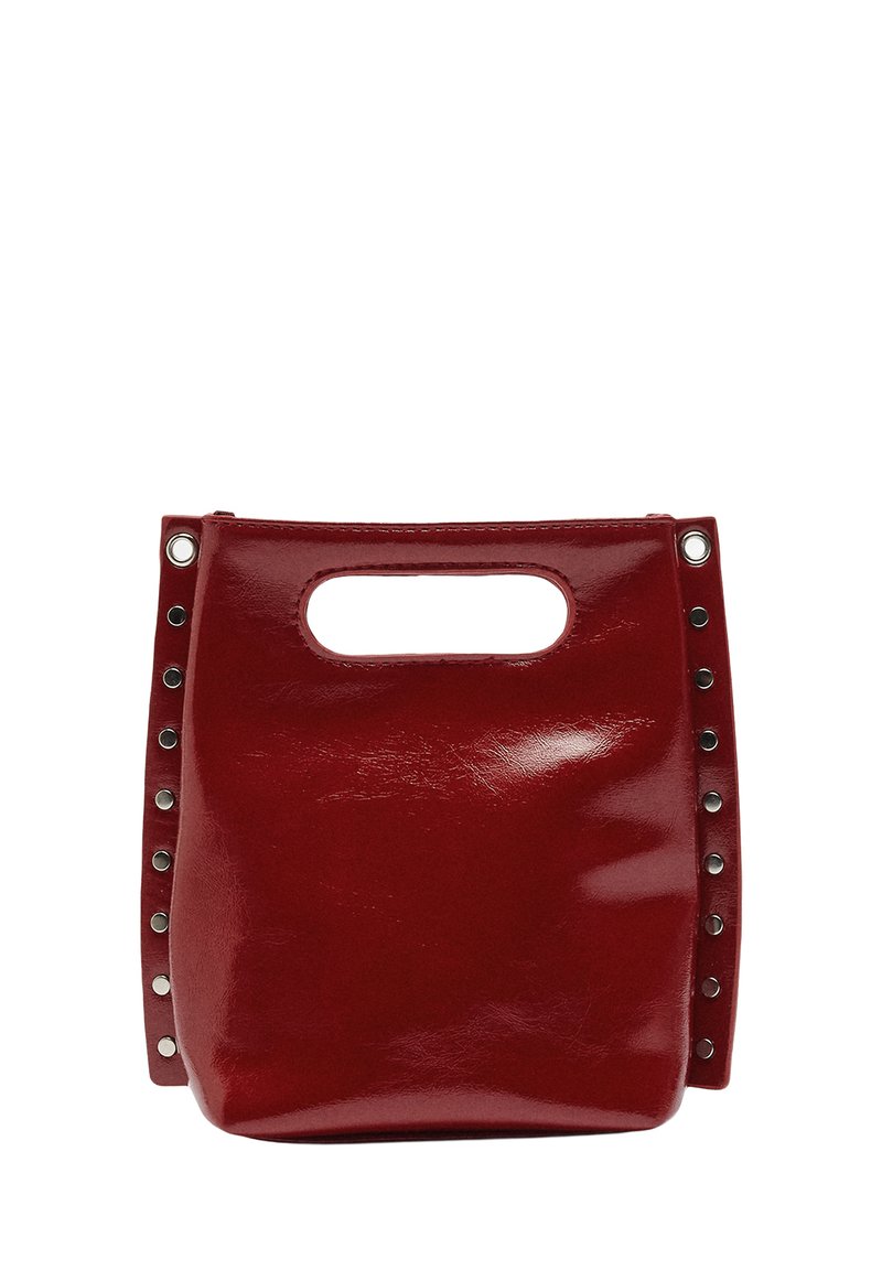 Czerwona skórzana torebka o błyszczącym wykończeniu, z wyciętym uchwytem i srebrnymi ćwiekami wzdłuż boków. Kompaktowy, usztywniony design.