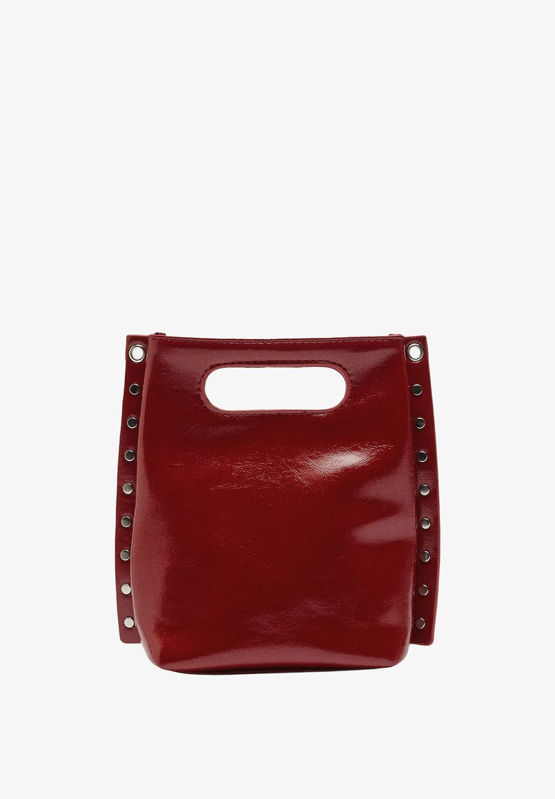 Czerwona skórzana torebka o błyszczącym wykończeniu, z wyciętym uchwytem i srebrnymi ćwiekami wzdłuż boków. Kompaktowy, usztywniony design.