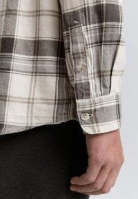 Langdurig mouw geblokte overhemd in beige en grijstinten, met een knoopmanchet en textiel met een geruit patroon.