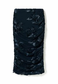 Jupe noire longueur genou avec motifs floraux texturés et détails froncés, conçue pour une tenue formelle ou de soirée.