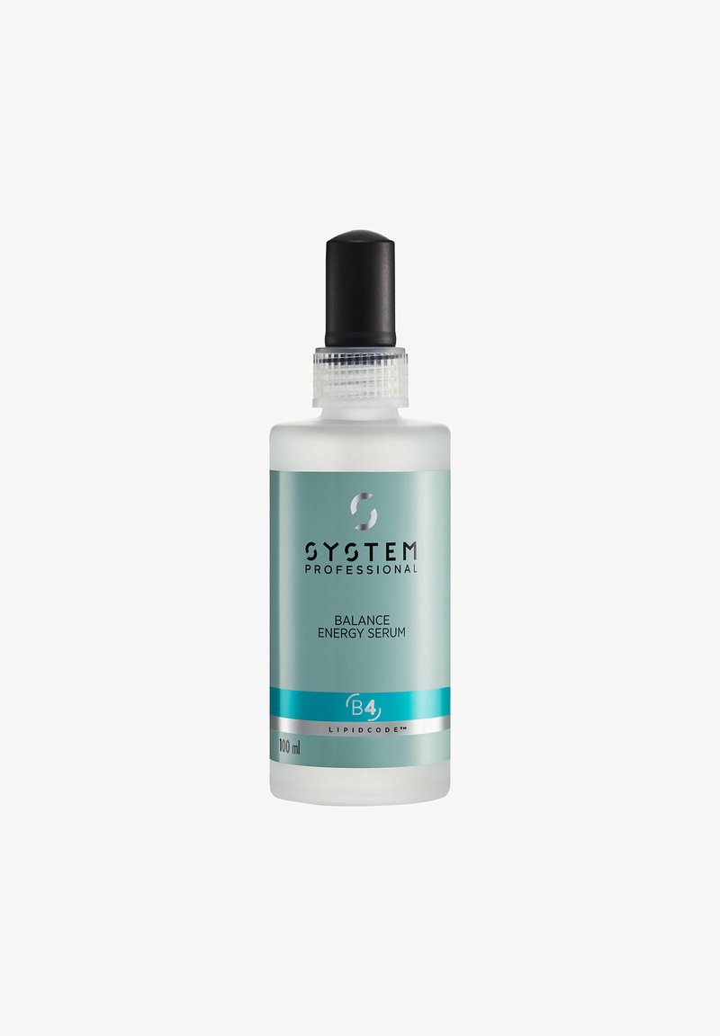 Klara Glasflasche mit schwarzem Pumpenkopf. Ausgestattet mit einem türkisfarbenen Etikett mit schwarzem Text, der "System Professional Balance Energy Serum B4" und 100 ml anzeigt.