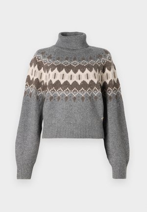 Pull en laine gris à col roulé avec des motifs géométriques marron, crème et bleu clair sur la poitrine et les épaules, manches longues et bords côtelés.