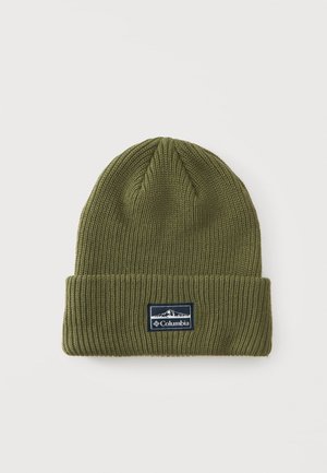 Gorro de punto color verde oliva con puño doblado y una parche rectangular que muestra un logo de montaña y el texto "Columbia".