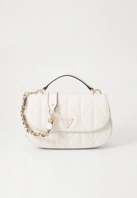 Gesteppte weiße Handtasche mit goldfarbenen Beschlägen, ausgestattet mit einem Kettenriemen und einem Klappverschluss, Logo-Akzent auf der Vorderseite und einer strukturierten Oberfläche.