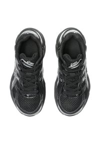 Baskets de sport noires avec dessus en mesh et synthétique, présentant une surface texturée, un col rembourré et un système de laçage. Accents argentés visibles.