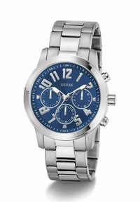 Ceas de mână din oțel inoxidabil cu cadran albastru, cifre arabe argintii mari și trei subcadrane. Are o brățară metalică lustruită și butoane de acționare.