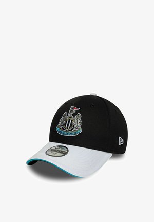 Schwarz-weiße Baseballkappe mit dem gestickten Vereinswappen von Newcastle United auf der Vorderseite und New Era Logo an der Seite.