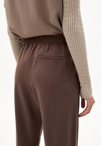 ARMEDANGELS MAGDAA - Broek - warm slate