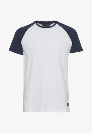 Hvit t-skjorte med marineblå raglanermer, rund hals, laget av bomull, med et lite merke på den nedre siden.