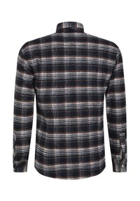 Langschedige flanellen shirt met een marineblauw, wit en oranje ruitpatroon. Gemaakt van zacht materiaal, met een klassieke kraag en knopenmanchetten.