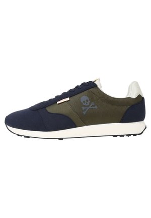 Marineblaue Wildleder- und olivfarbene Mesh-Sneaker mit weißen Akzenten, Totenkopf-Grafik und flacher schwarzer Gummisohle, entworfen für die Freizeit.