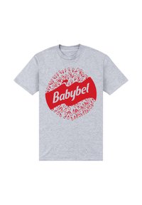 Šedé bavlněné tričko s velkým červeným logem Babybel, obklopeným kruhovým designem červených kapkovitých tvarů.