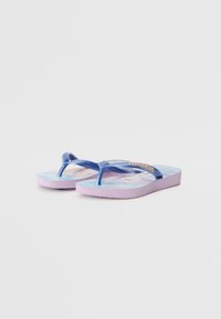 Infradito in gomma blu con suole viola, dotate di una fascia texturizzata e di un design colorato sulla soletta con grafica a tema marino.