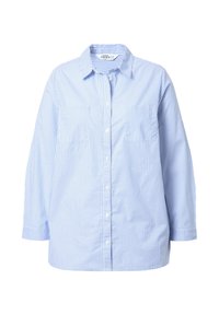 Camicia a righe blu e bianche, con colletto, maniche lunghe e due tasche sul petto. Realizzata in tessuto leggero, veste in modo rilassato.