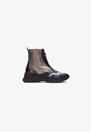 Bottines chunky en matières mélangées argent métallisé, bleu foncé et bordeaux, avec une fermeture éclaire et une semelle noire texturée.