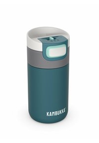Kubek podróżny KAMBUKKA w kolorze teal i szarym, z silikonowym uchwytem, białą pokrywą z otworem suwakowym oraz gładkim, matowym wykończeniem.