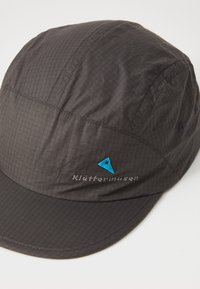 Cappello nero realizzato in tessuto leggero con motivo a rete. Presenta una visiera curva e un logo ricamato blu sulla parte anteriore.
