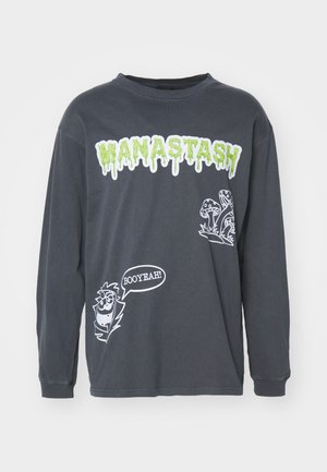 Graues Langarmshirt mit grünem, tropfendem Text "MANASTASH" und weißen Cartoon-Elementen: einem Pilz und einer Figur, die "BOOYEAH!" sagt.