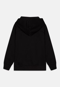 Hoodie noir en tissu doux, avec une poche kangourou, des poignets et un ourlet côtelés. Le design comprend une capuche avec cordon de serrage.